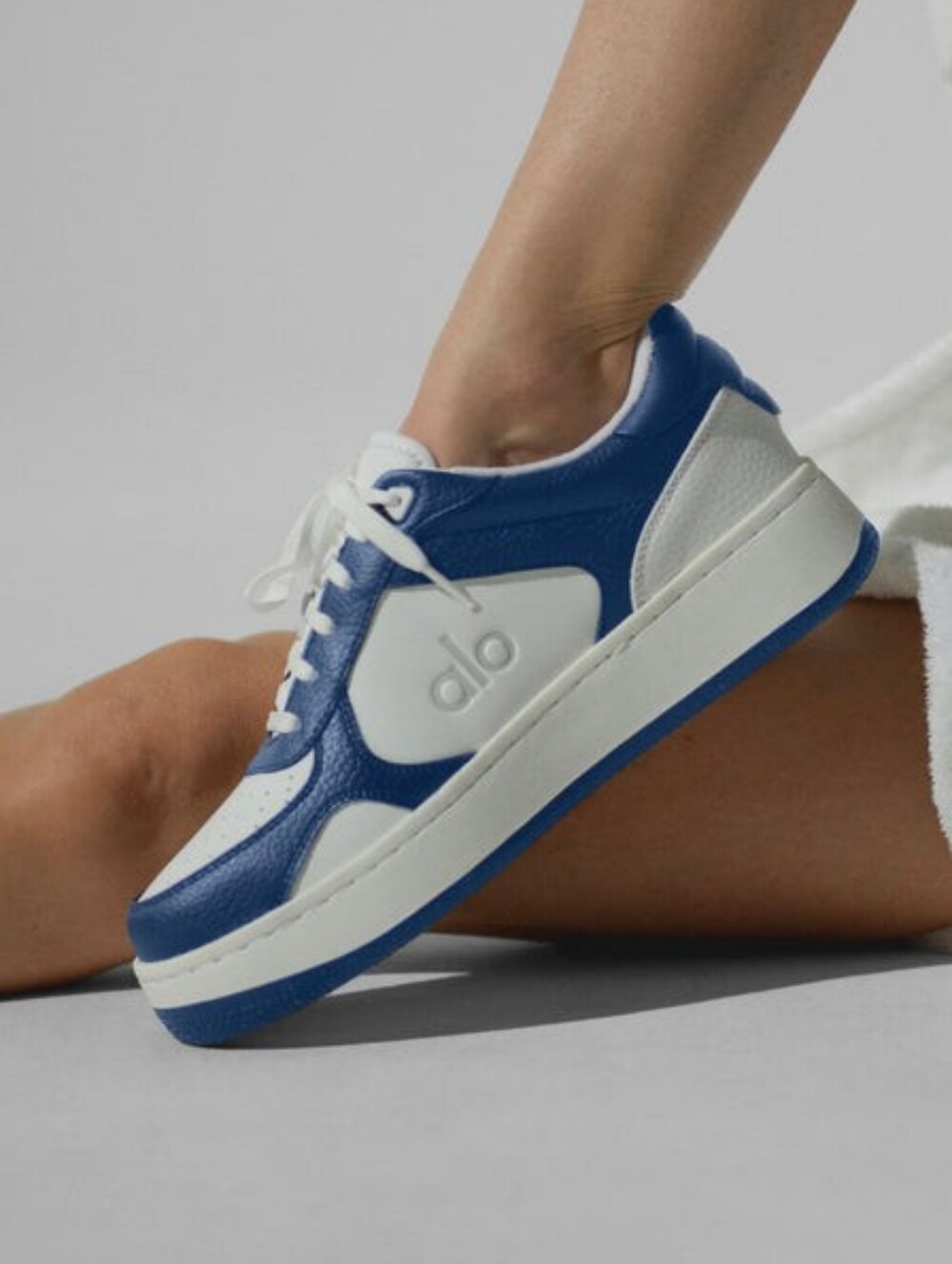 Alo Yoga Recovery Mode Sneaker in Natural white and Navy sz 7